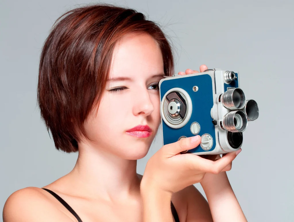 girl-with-film-camera Woman cinematographer